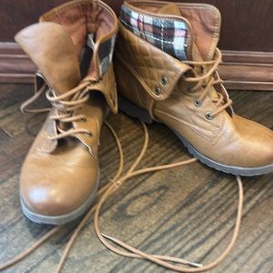 Size 8.5 Rock & Candy brown and plaid boots